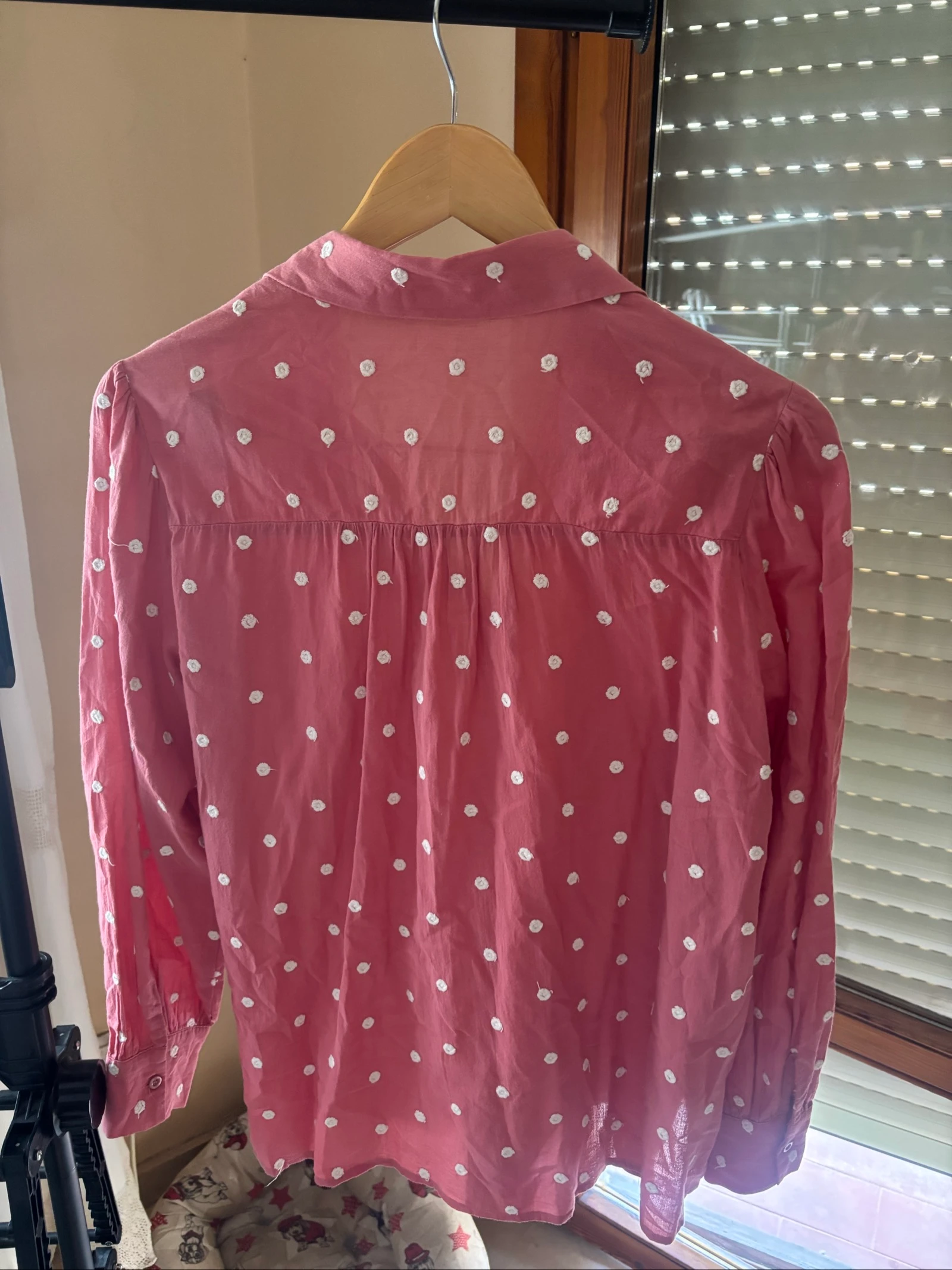 Camisa rosa con apliques blancos – photo 7